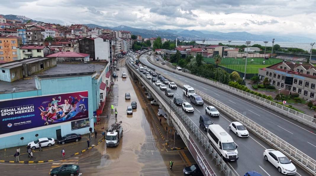 Sel suları Trabzon’u vurdu! Toklu deresi taştı, eski devlet sahil yolu Venedik’e döndü 9